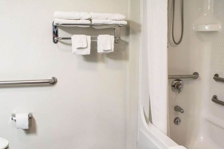 Queen Bed Accessible (8 of 10)