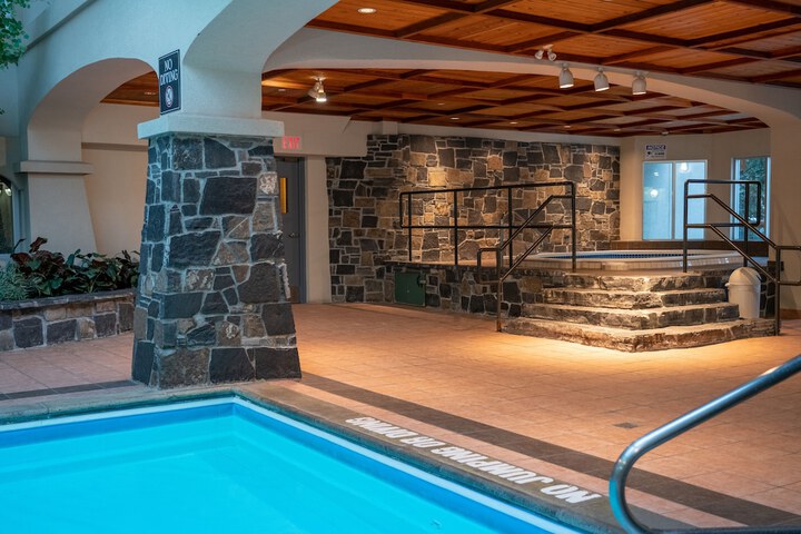 Indoor spa tub