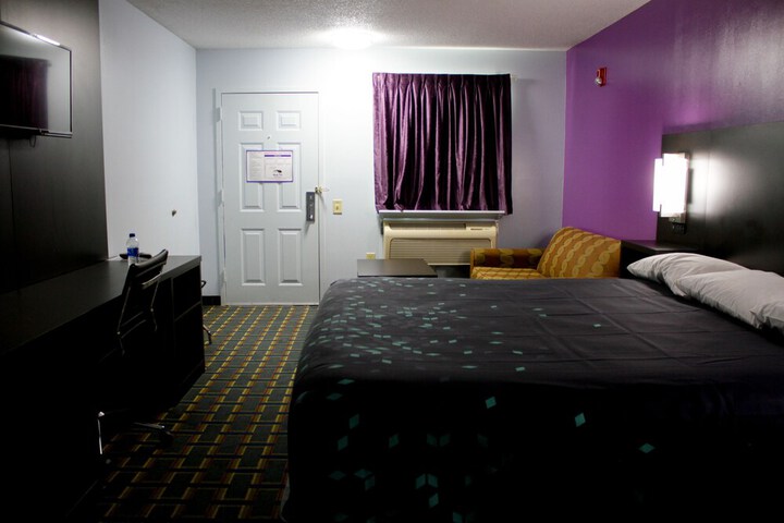 Room 9 of 30