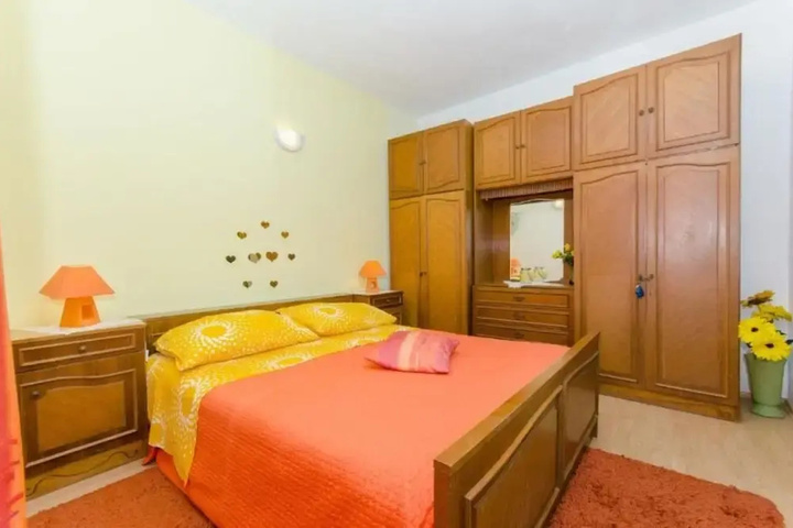 Room 5 of 13