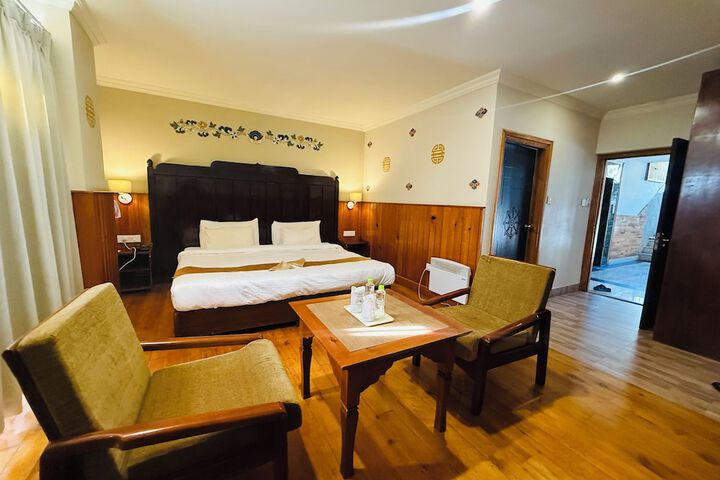 Room 4 of 16