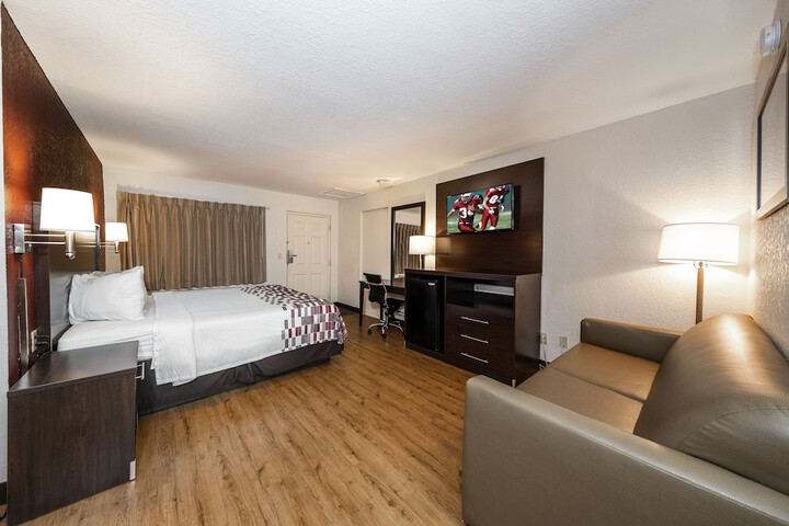 Deluxe King Bed (10 of 25)