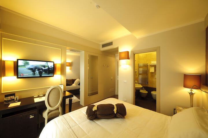 Room 8 of 186