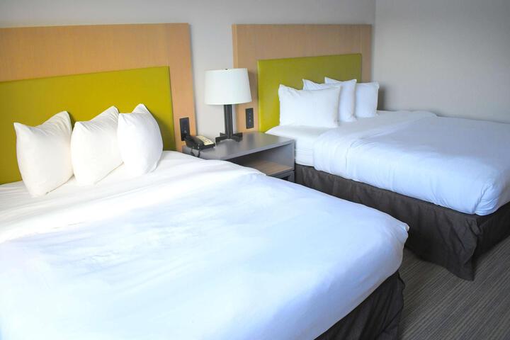 2 Queen Beds (7 of 11)