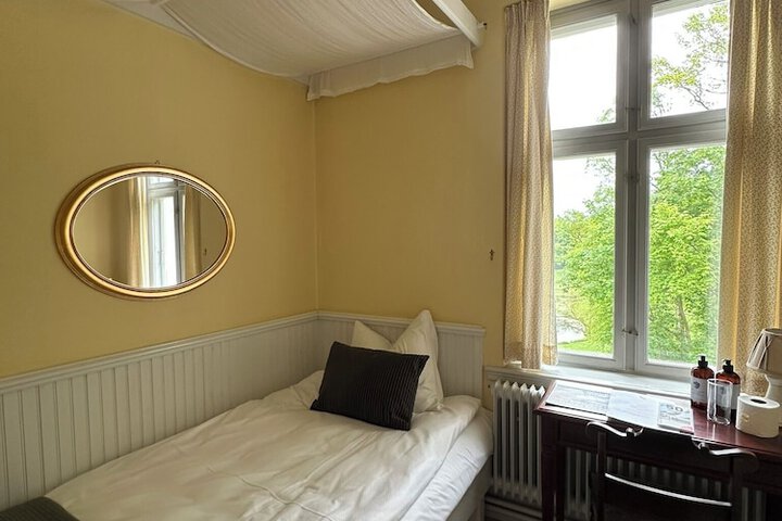 Room 15 of 77