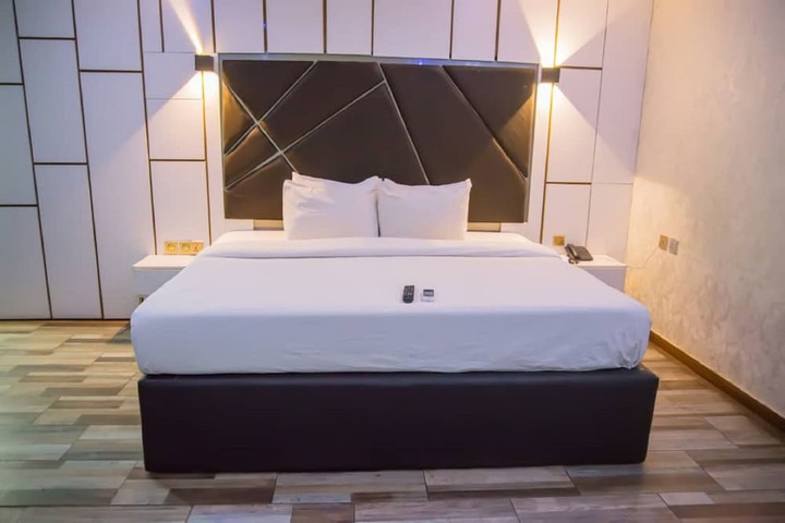 Room 6 of 14