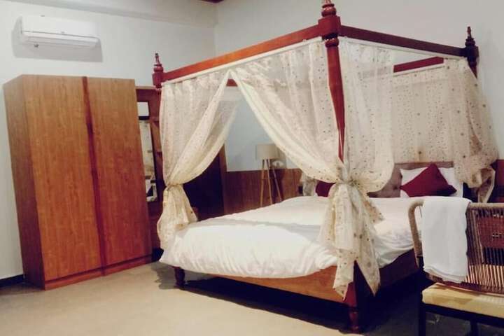 Room 5 of 18
