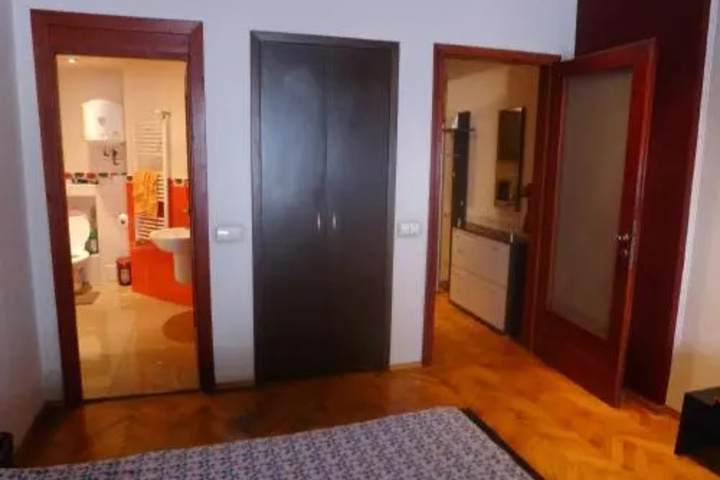 Room 4 of 10