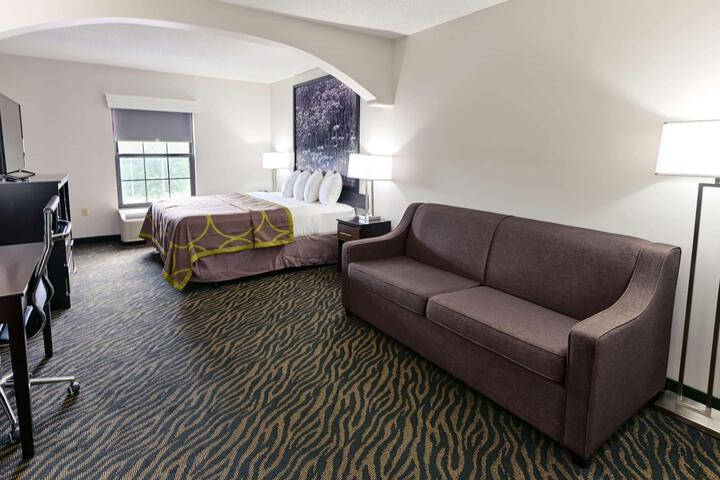 1 King Bed Deluxe Room (7 of 10)