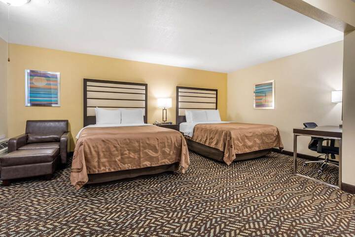 2 Queen Beds (2 of 7)