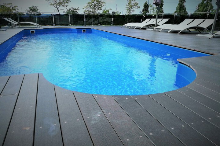 Pool 10 of 21