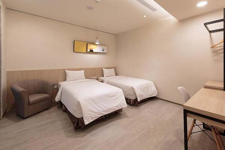 Room 17 of 38