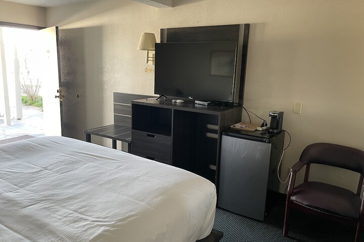 1 King Bed (5 of 7)