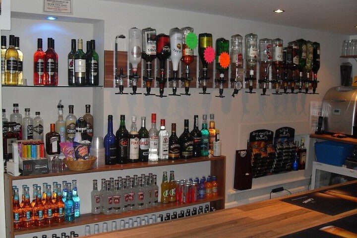 Lounge 16 of 18