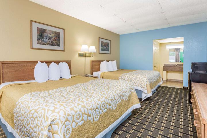 1 Queen Bed (4 of 16)
