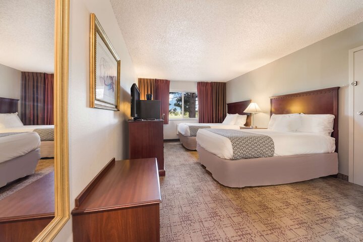 2 Double Beds Work Desk High Speed Internet Accessible Microwave and Refrigerator Coffe (8 of 12)