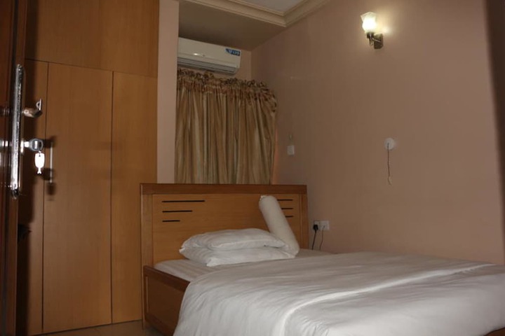Room 4 of 15