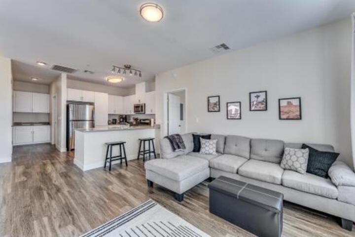 Luxury Retreat King Beds Hot Tub &  Pool Family & Remote Work Friendly in Reno, NV