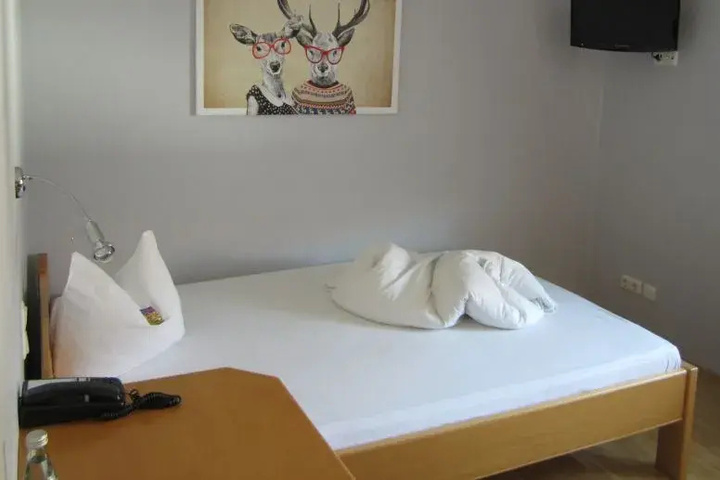 Room 4 of 12
