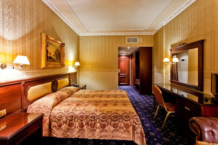 Room 19 of 48