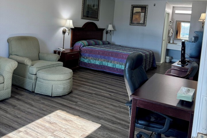 1 King Bed (2 of 6)