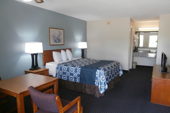 Deluxe Queen Bed (1 of 13)