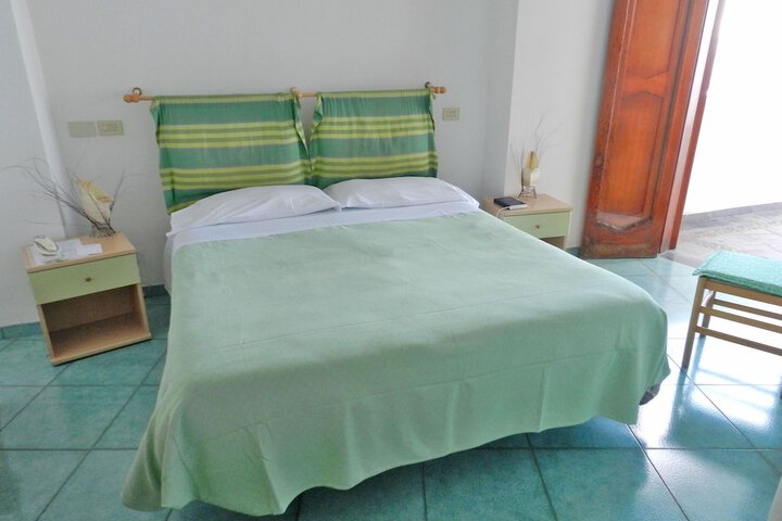 Room 15 of 108