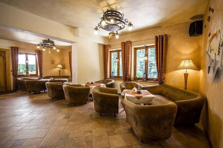 Lounge 66 of 83