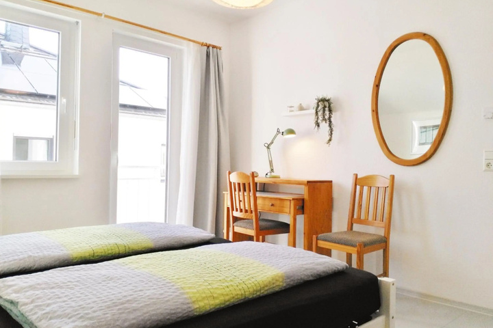 Room 2 of 10