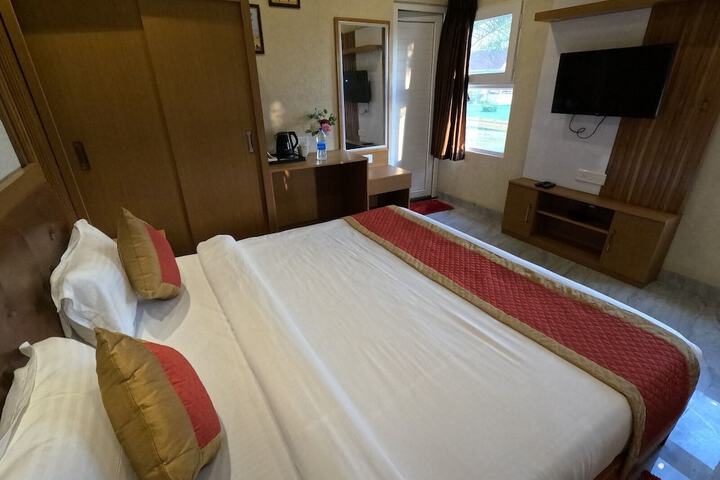 Room 8 of 125