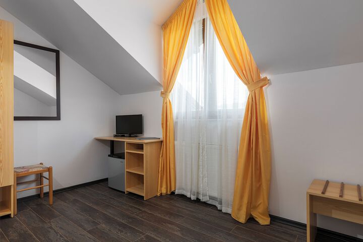 Room 12 of 72