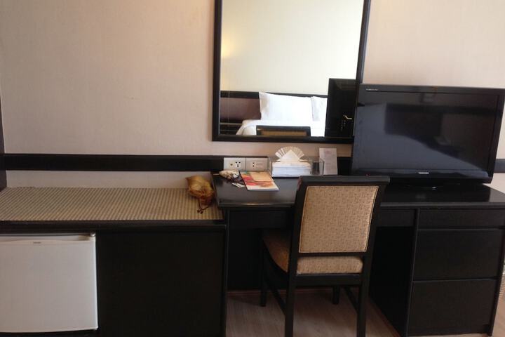 Room 27 of 76