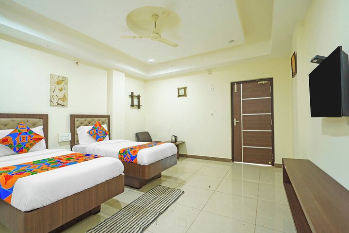 Room 6 of 33