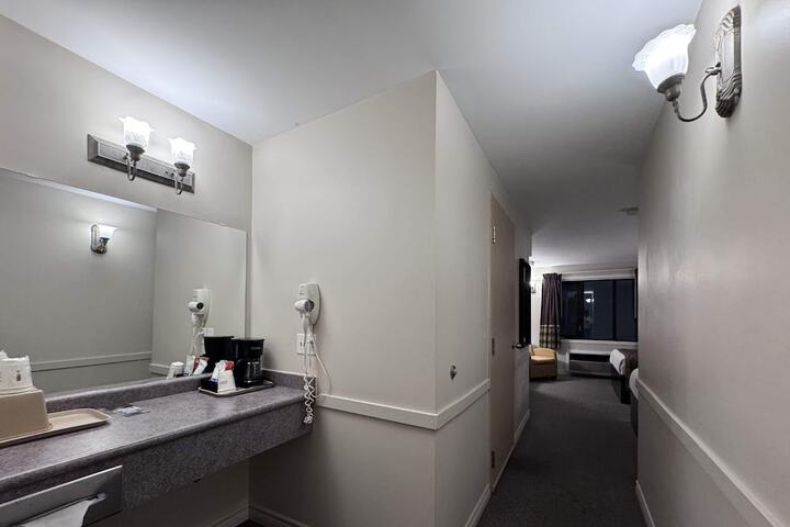 Room 13 of 34