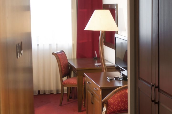 Room 27 of 86