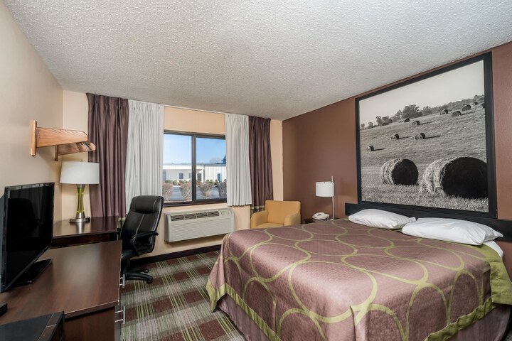 1 Queen Bed (5 of 7)