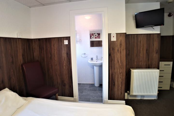 Room 34 of 102