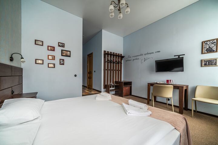 Room 10 of 14