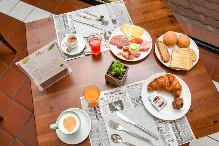 Breakfast/Coffee Service 84 of 107