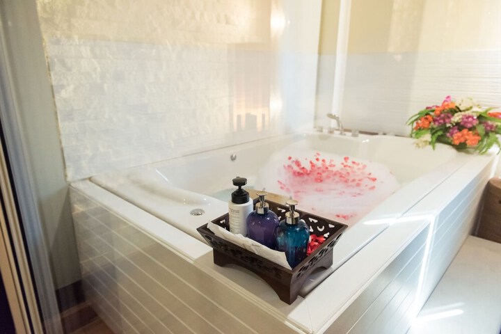 Jetted tub