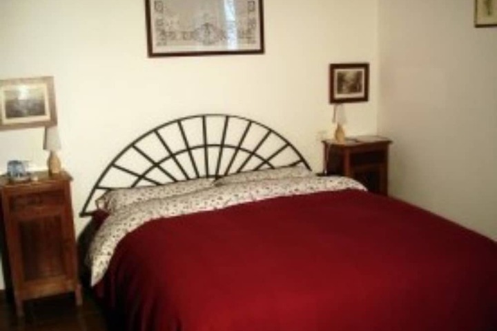Room 5 of 8