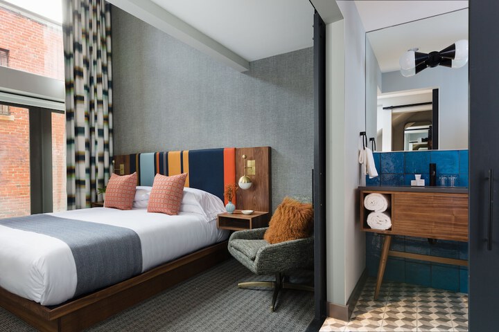 Room 32 of 65