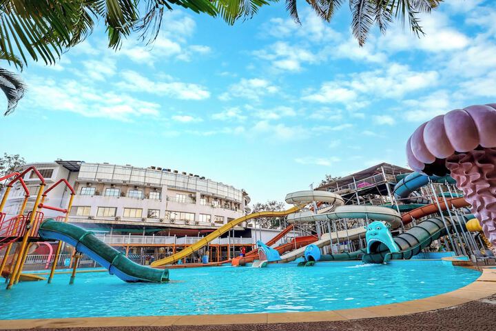 Hotel with Pool