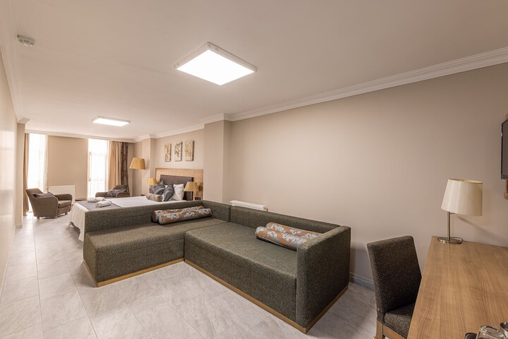 Room 8 of 28