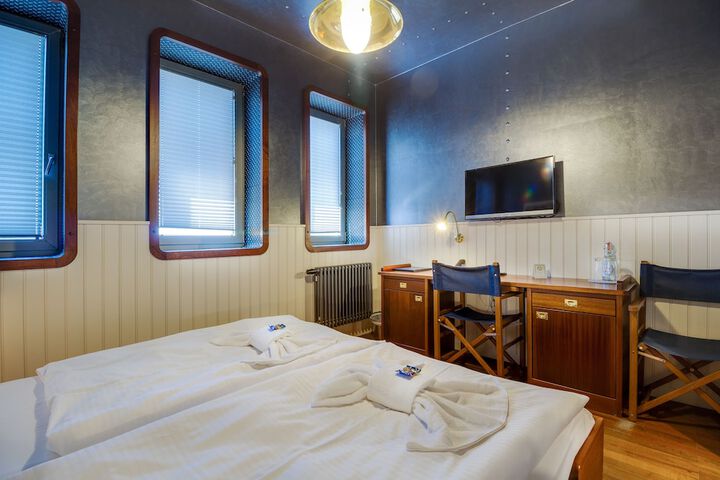 Room 15 of 76