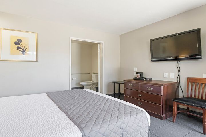 1 Queen Bed (13 of 16)