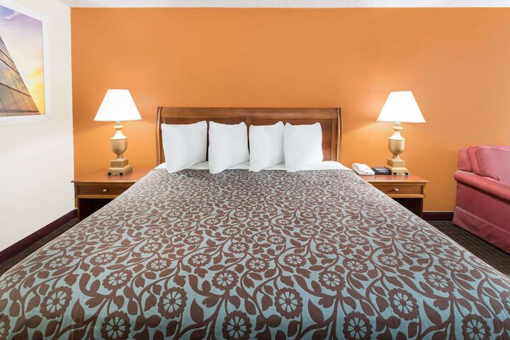 1 King Bed (4 of 9)