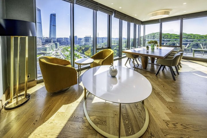 Lounge 144 of 202