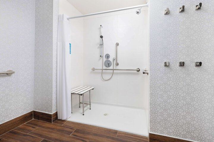 1 King Hearing Accessible (2 of 9)