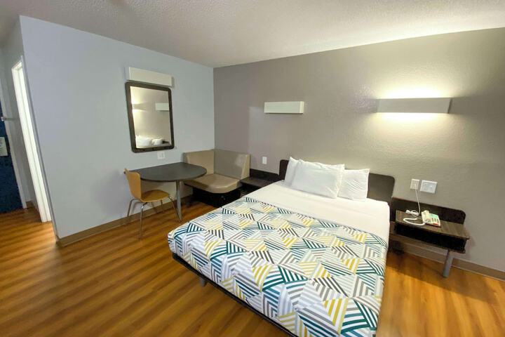 1 Queen Bed (10 of 14)